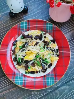 Green bean sprouts and eggs