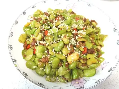 Pyramid meat and fresh beans