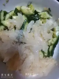The silver ear of the cold cucumber