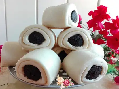 Bean sesame rolls