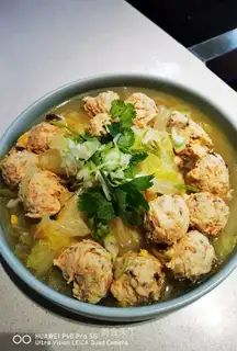 Low-fat cabbage meatball stew