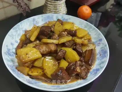 Five flowers with potatoes