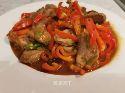Fry the ridges of the pig with the sauce