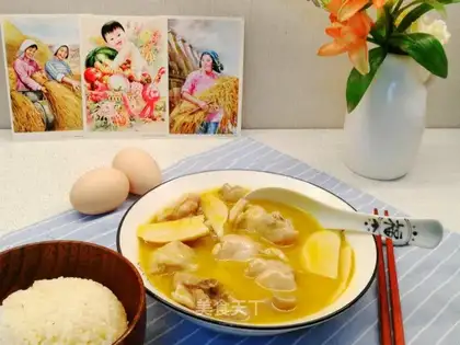 A chicken with a gold soup
