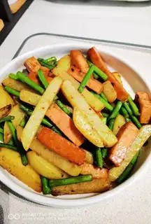 I'll have a lunch with the garlic potatoes