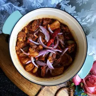 Red-burned goat meat