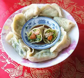 The cabbage is full of shrimp