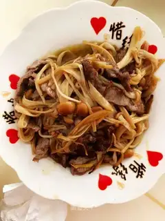 Beef roller and gold mushrooms