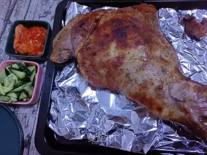 Onion roasted lamb leg