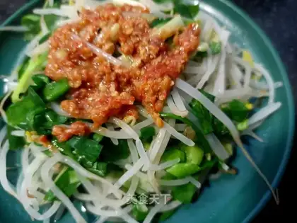 Garlic sauce with green bean sprouts