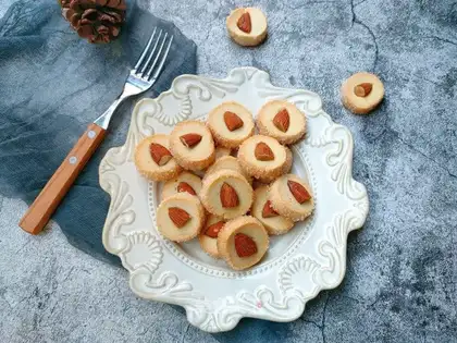 Sabre Diamond Almond Cookies