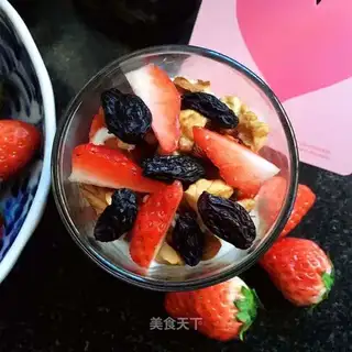 A nut strawberry yogurt cup
