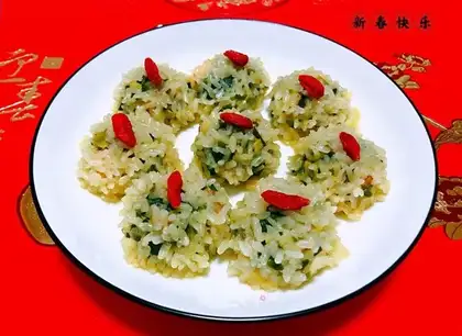 The rice steams three meatballs