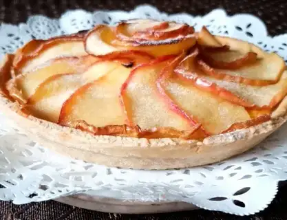 Yellow apple pie