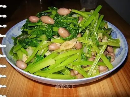 stir-fried peanuts with parsley