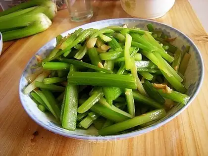 Fried celery with garlic
