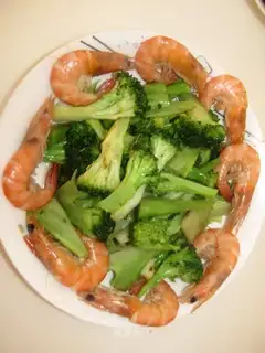 Fried shrimp with broccoli