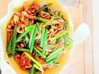Shredded pork with garlic sprouts