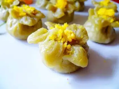 Steamed dumplings with cabbage