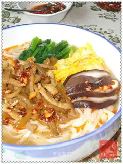Shredded pork noodles with pickled mustard in red oil
