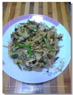 Winter bamboo shoots, pickled cabbage and shredded pork