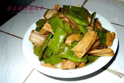 Stewed pork slices with kidney beans and tofu bamboo