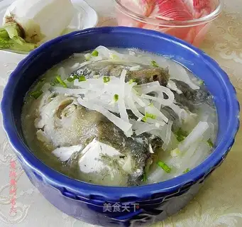 Green fish head shredded radish soup