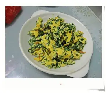 Scrambled eggs with wild shallot