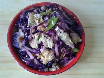 Scrambled eggs with purple cabbage