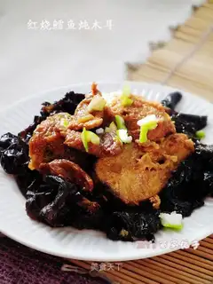 Braised cod and fungus stewed in brown sauce