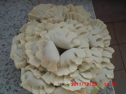 Green vegetables and pork dumplings