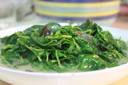 Serve soup with wolfberry leaves