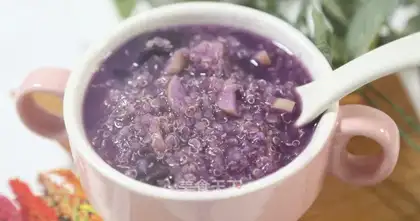 Quinoa violet porridge