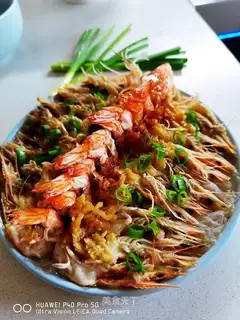 A garlic fan with a shrimp