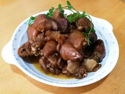 Red burning of pigs' feet