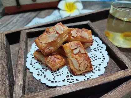 Hand-to-hand apricot