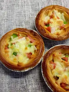 A mini pizza with an egg-skin