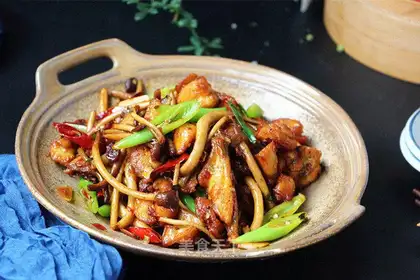 A dry pot of tea and mushroom chicken