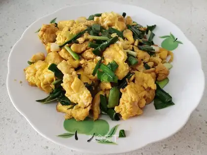 Garlic fried goose eggs