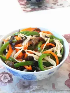 Black-mucked gill mushrooms and chili