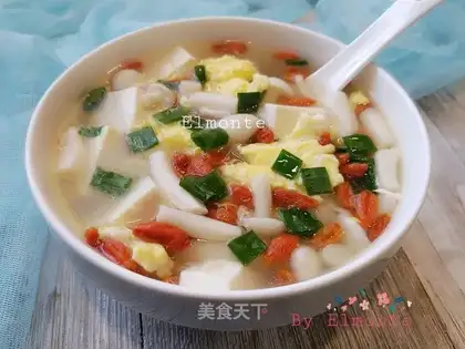 White mushroom tofu soup