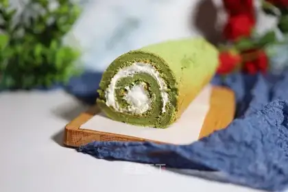 Yogurt teacake roll