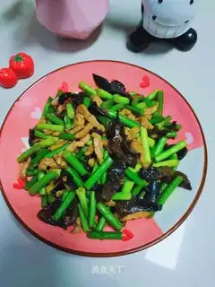 Garlic wood and meat