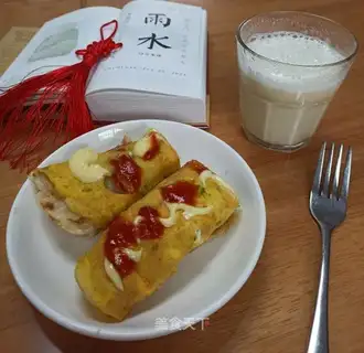 An egg cake with an onion
