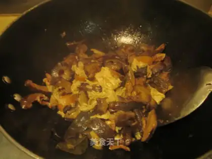 Rotten mushrooms and sea cucumbers