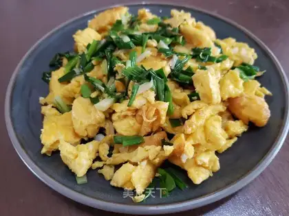 Onion fried goose eggs
