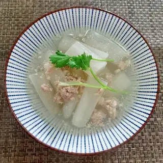 The radish meat soup