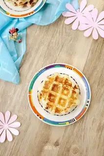 A cheese-smelting veal waffles