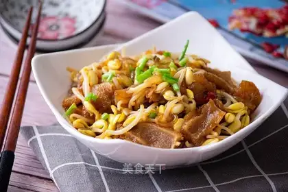 Soybeans sprouts of pork-skin powder
