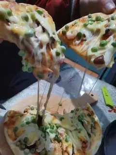 Pizza shrimp peas